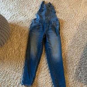 Abercrombie med bib overalls great condition. So cute with a tee or tank❤️